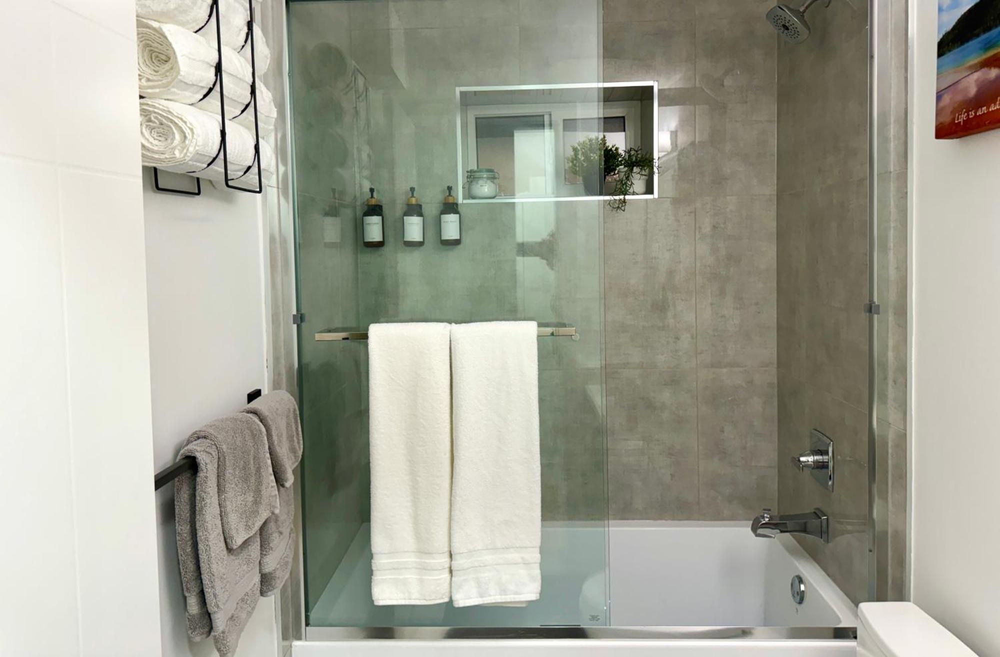 סארי The Sunset Haven- Cozy 2Br Basement Suite Near White Rock מראה חיצוני תמונה