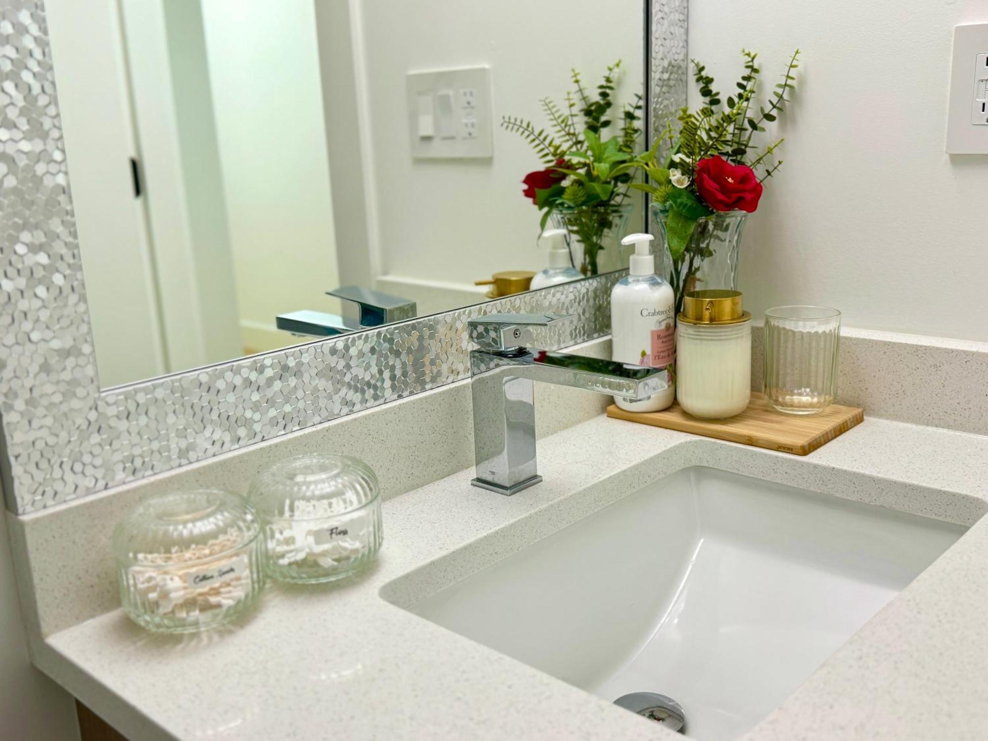 סארי The Sunset Haven- Cozy 2Br Basement Suite Near White Rock מראה חיצוני תמונה