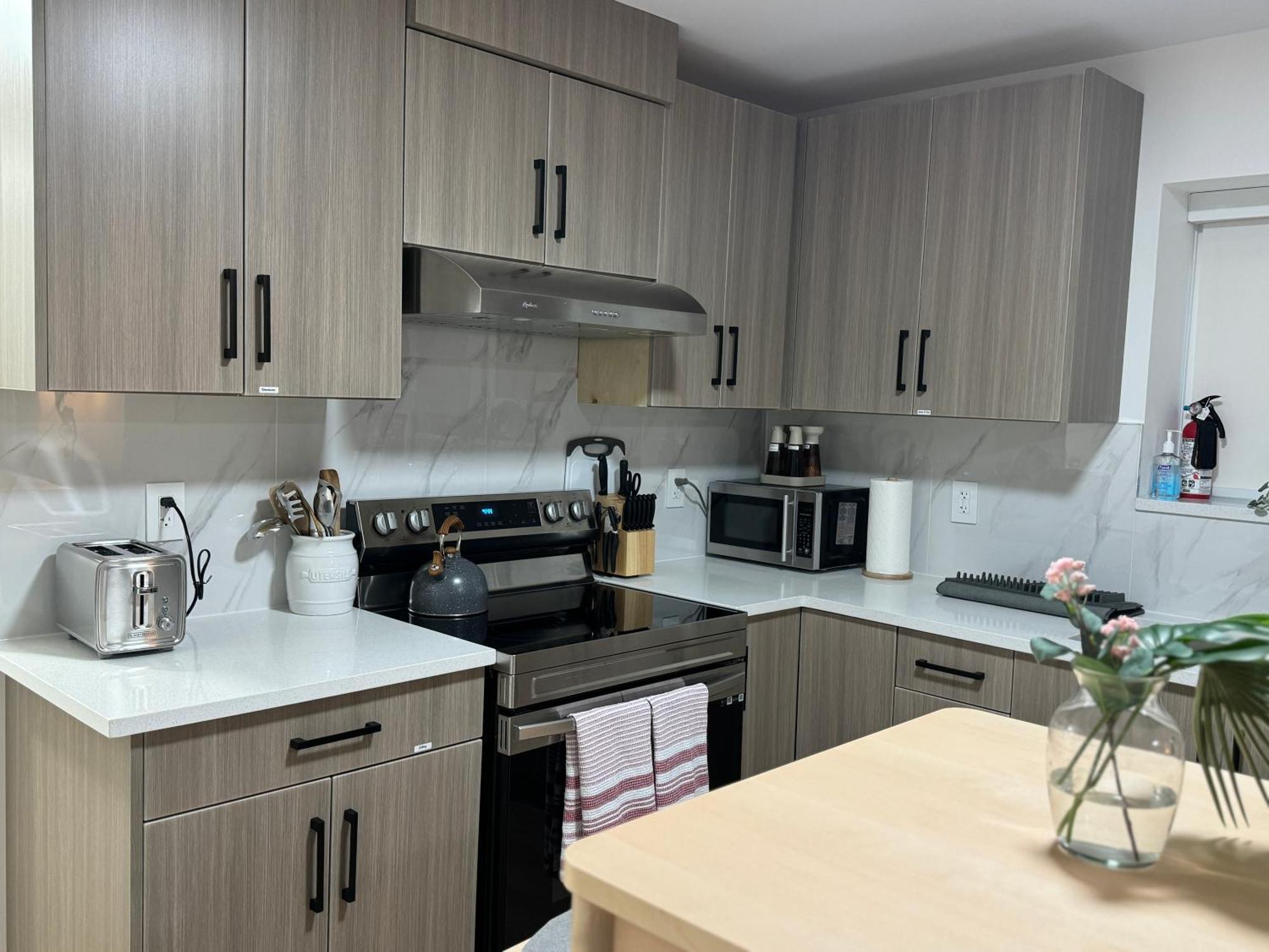 סארי The Sunset Haven- Cozy 2Br Basement Suite Near White Rock מראה חיצוני תמונה