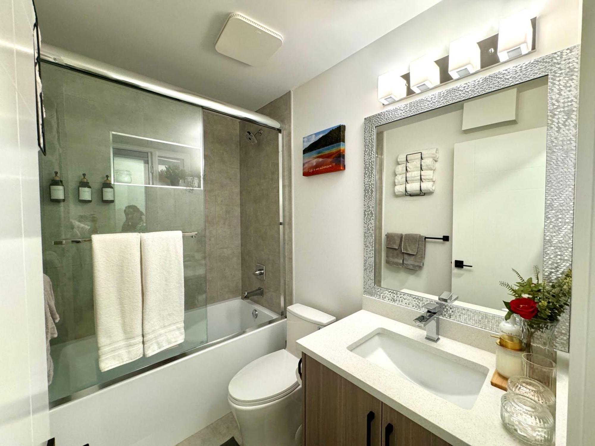 סארי The Sunset Haven- Cozy 2Br Basement Suite Near White Rock מראה חיצוני תמונה
