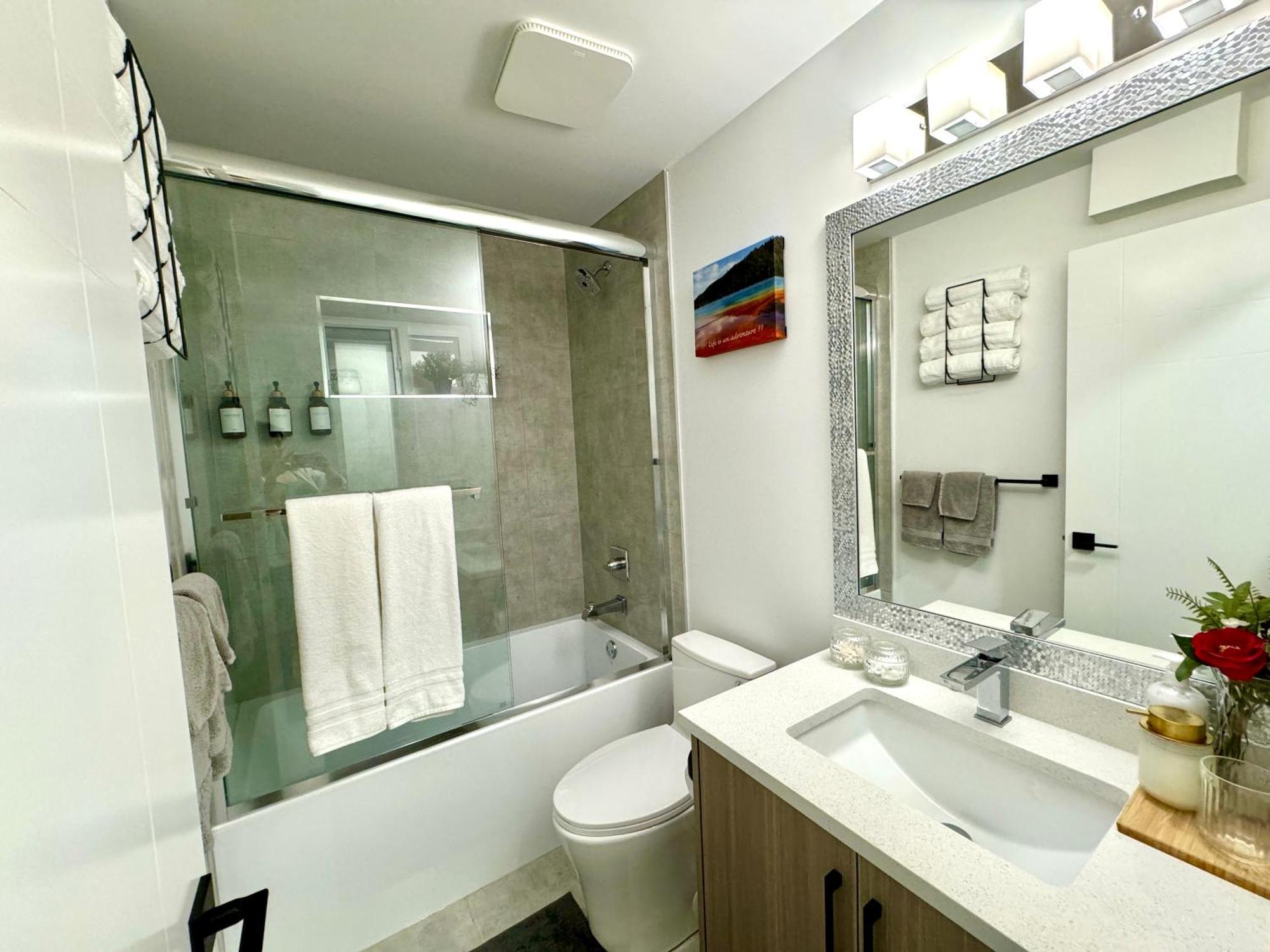 סארי The Sunset Haven- Cozy 2Br Basement Suite Near White Rock מראה חיצוני תמונה